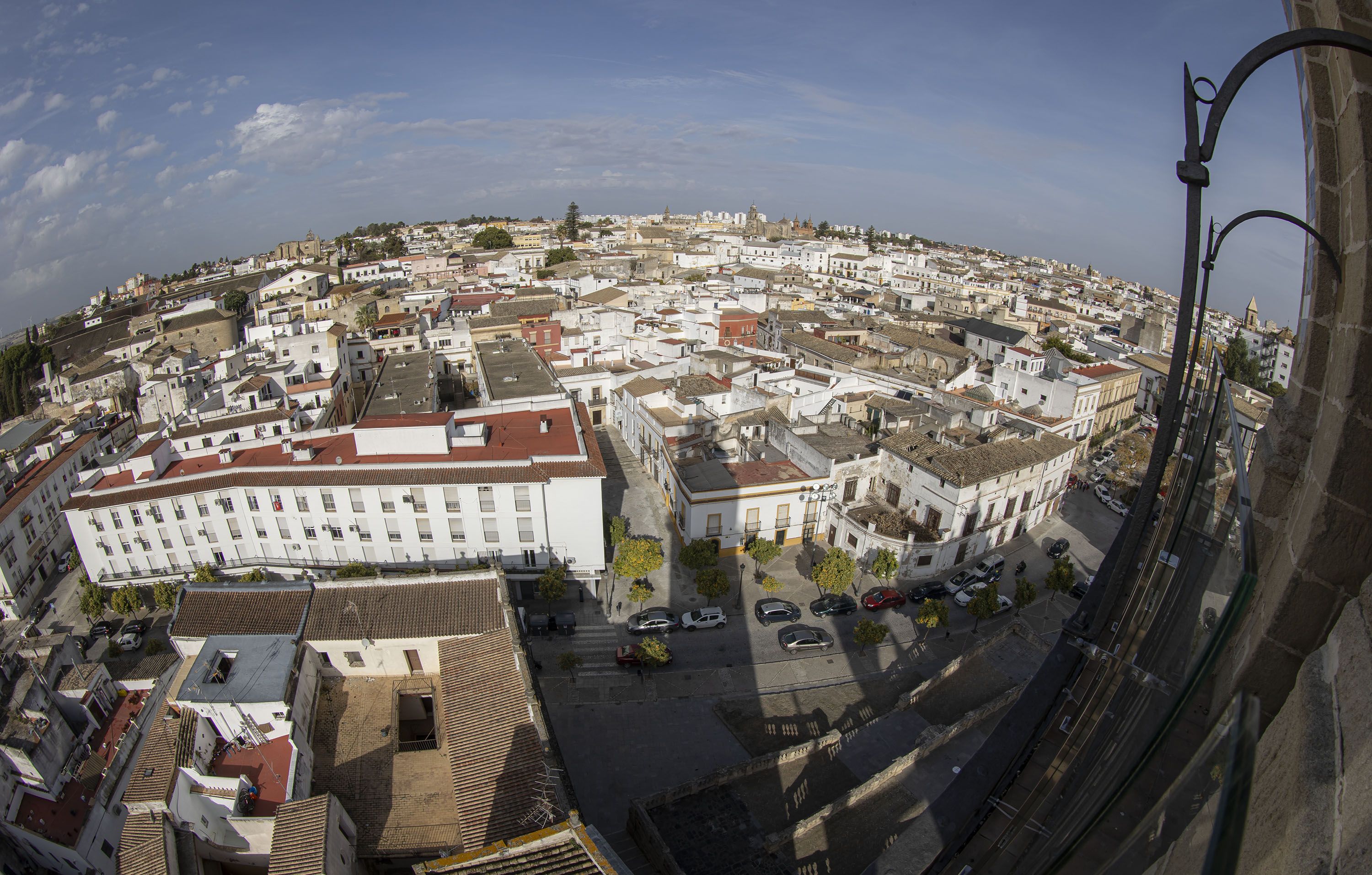 Vista del Arroyo y, al fondo, intramuros. Las obras que se van a iniciar no quieren perjudicar mucho a la Semana Santa.