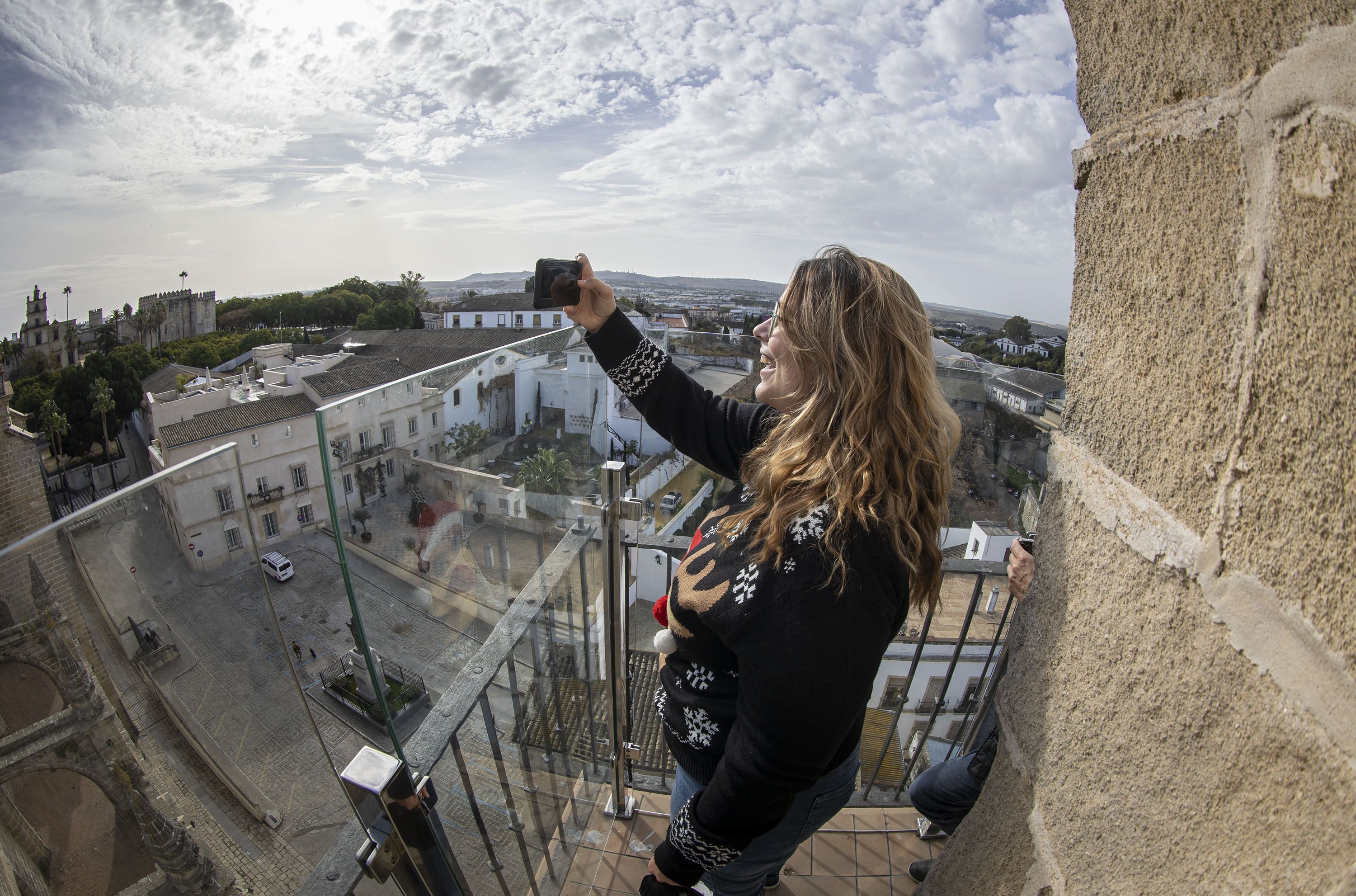 Otra visitante hace fotos desde la torre de la Catedral.