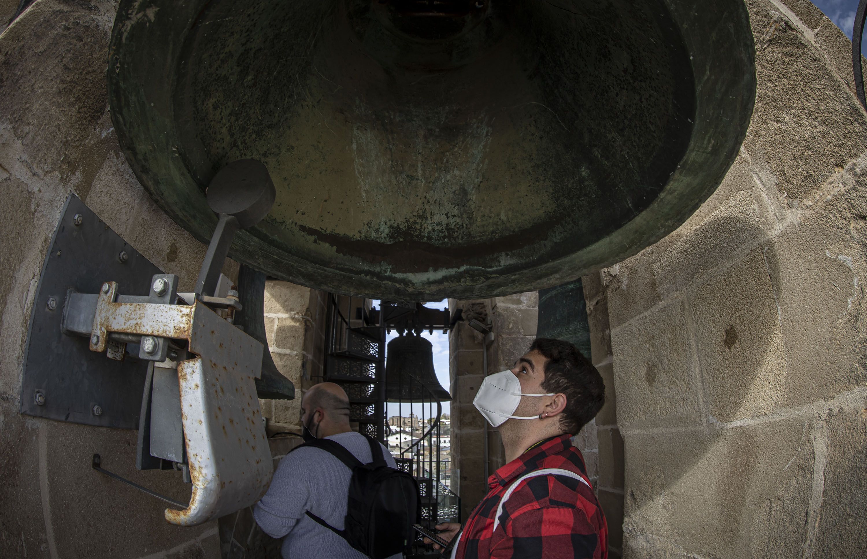 Visitantes observan las campanas.
