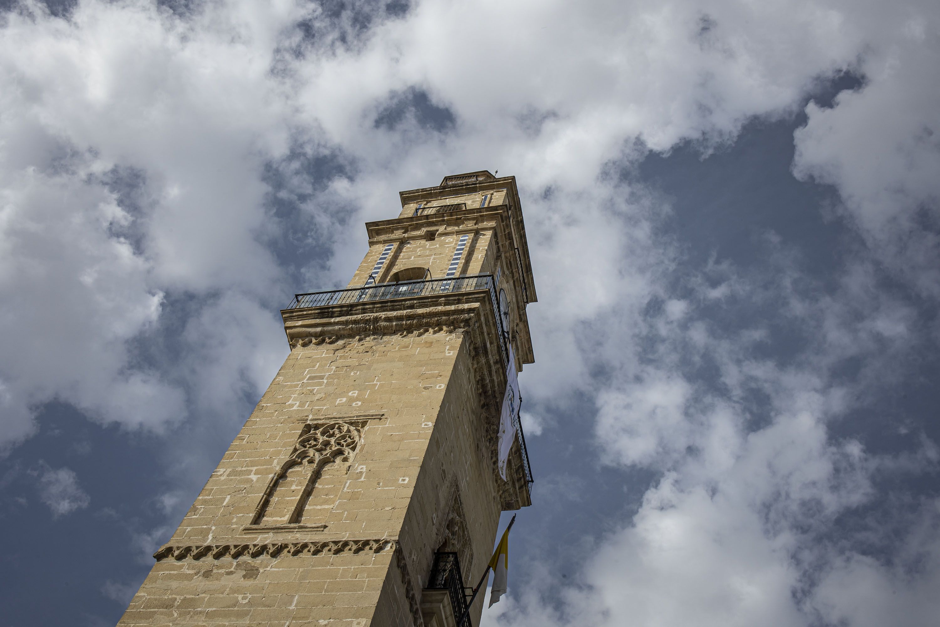 La torre-campanario desde abajo.