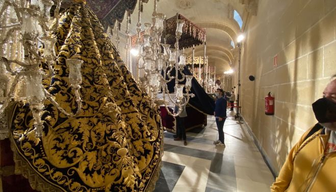 Pasos de palio situados en la exposición en el refectorio de Los Claustros. 