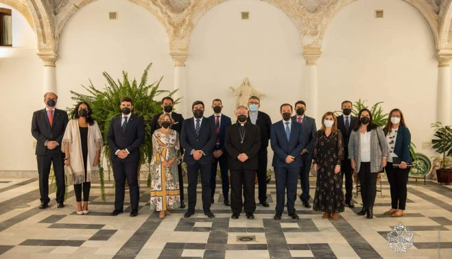 Primera reunión del nuevo consejo de la Unión de Hermandades con el obispo José Rico.