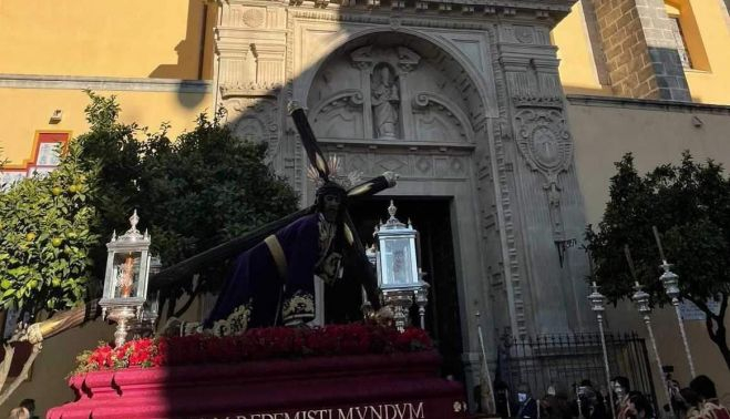 Las Tres Caídas llegando a la basílica de la Merced en su salida extraordinaria.
