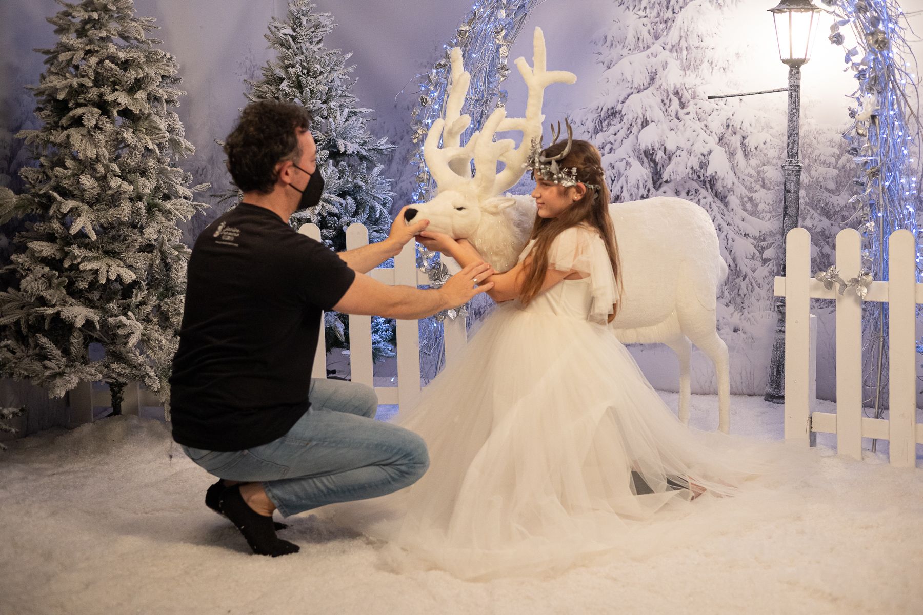 El fotógrafo sitúa a la pequeña en el decorado.