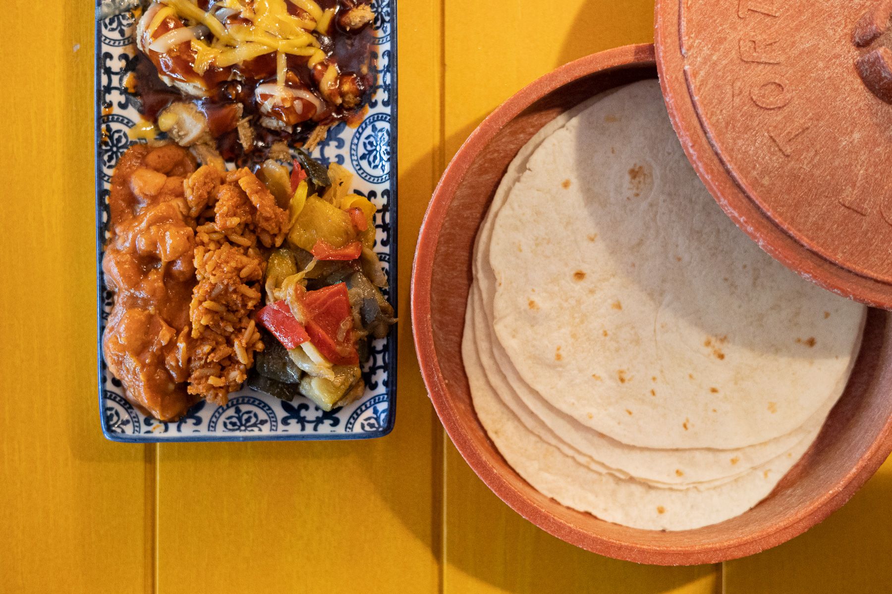 Plato de fajitas de pollo.
