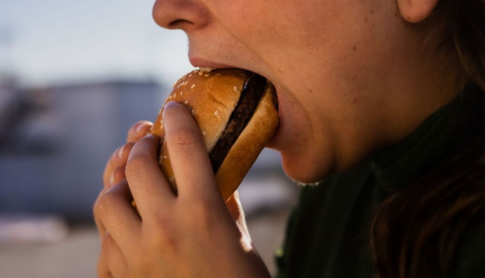 DESORDEN ALIMENTICIO comida basura hamburguesa 00006