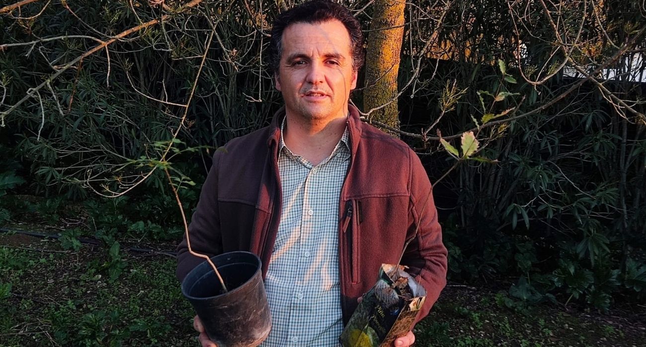 Antonio Acosta, con los plantones que regala. 