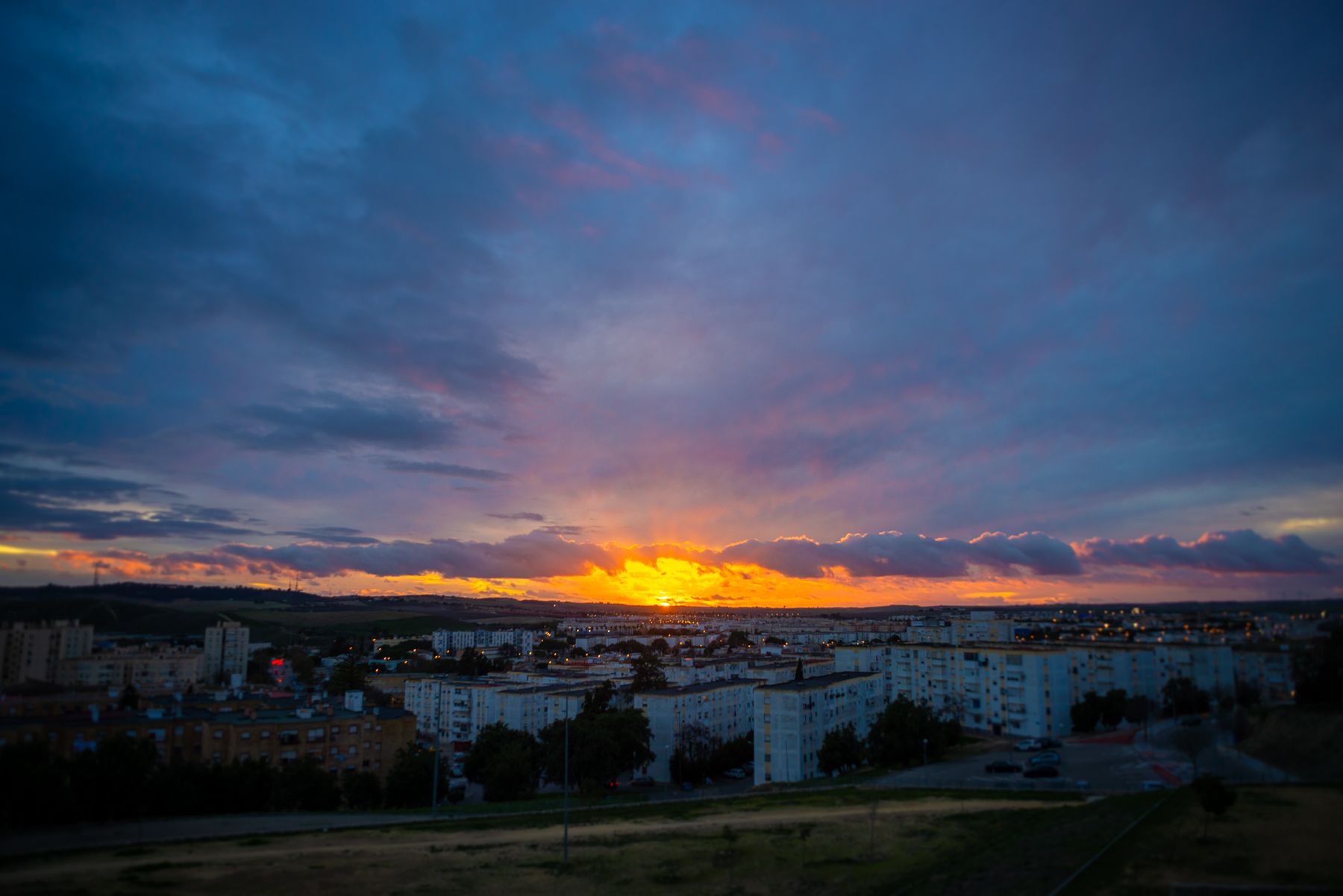 Atardecer en el Distrito Sur de Jerez, uno de los más empobrecidos de la comunidad. La gran tragedia de Andalucía: más paro, más pobreza y menos esperanza de vida que en el resto de España