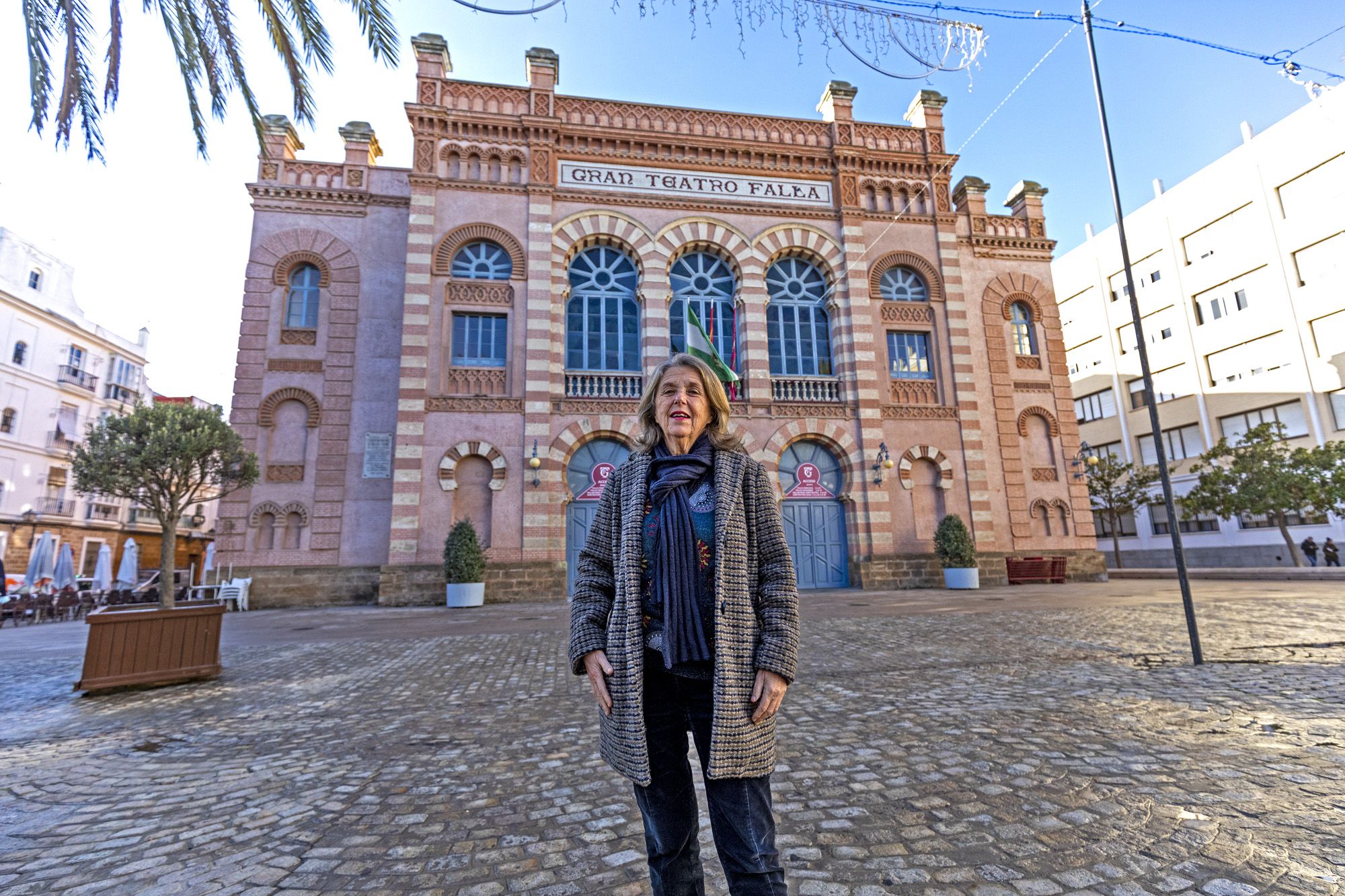 Adela del Moral, en 2022, junto al espacio que acogerá la placa con su nombre. Adela del Moral, en 2022, junto al espacio que acogerá la placa con su nombre.