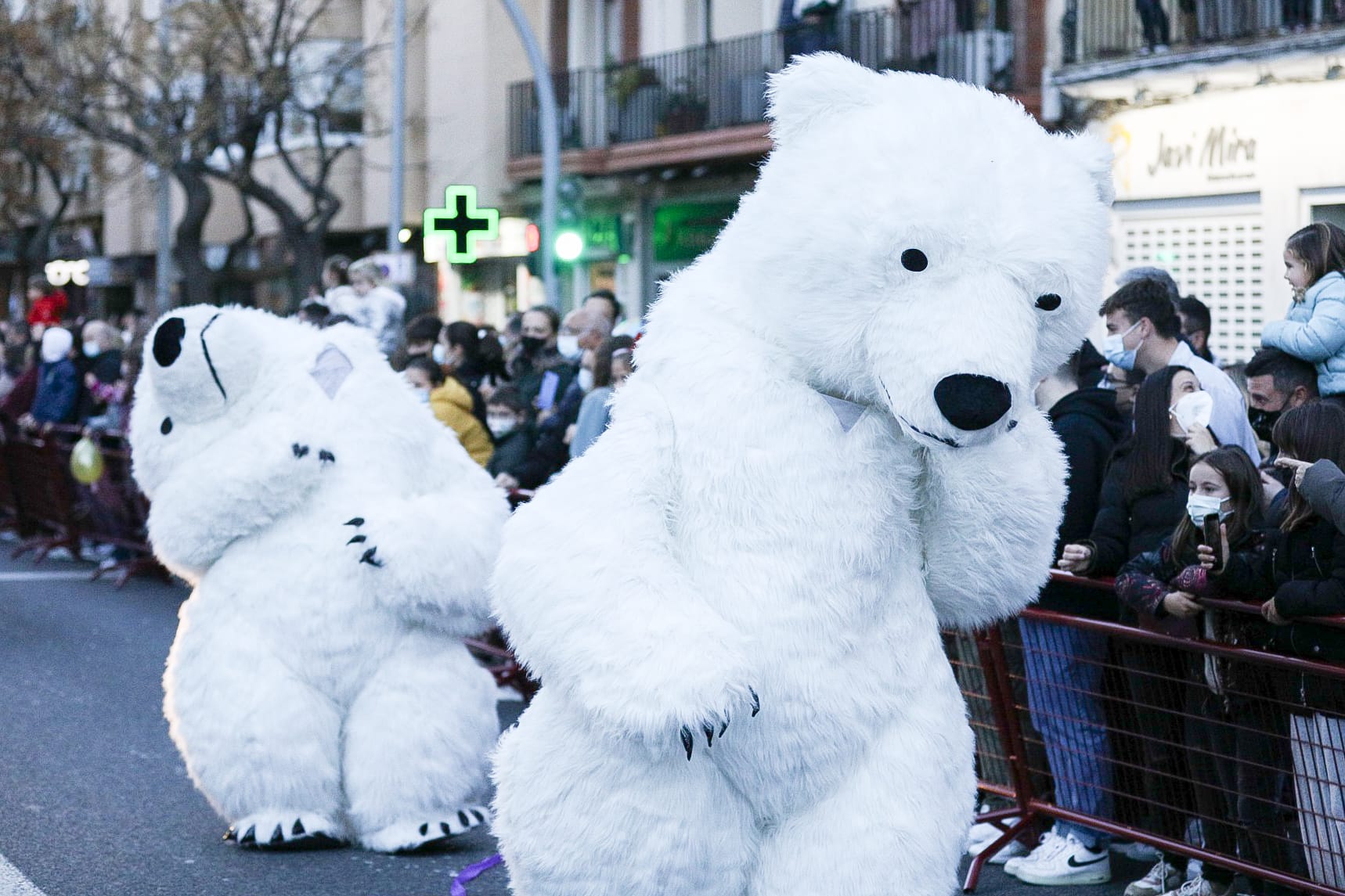 El 'oso perjudicado', en segundo término, en la cabalgata de Reyes Magos. El 'oso perjudicado', en segundo término, en la cabalgata de Reyes Magos.