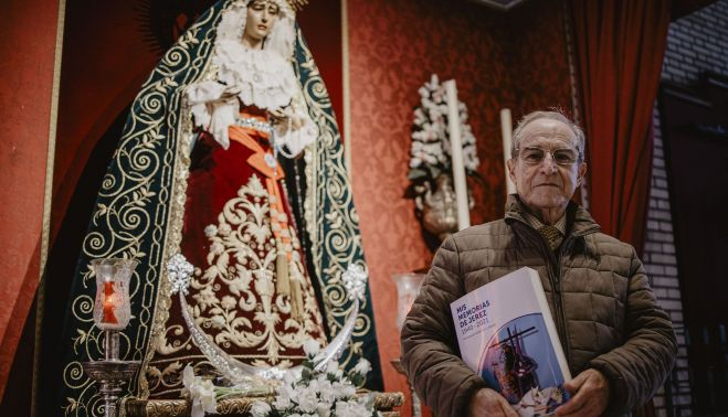 Fernando Barrera ante la Virgen de la O en Capuchinos.   ESTEBAN