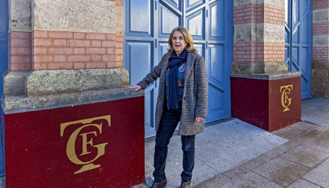 La premiada en las puertas del Gran Teatro Falla. 