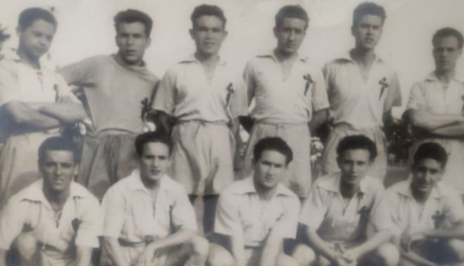 El Santiago, con la Cruz de Santiago en la equipación.
