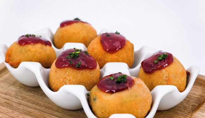 Croquetas de gorgonzola y espinacas con chutney de frambuesa de La Judería.