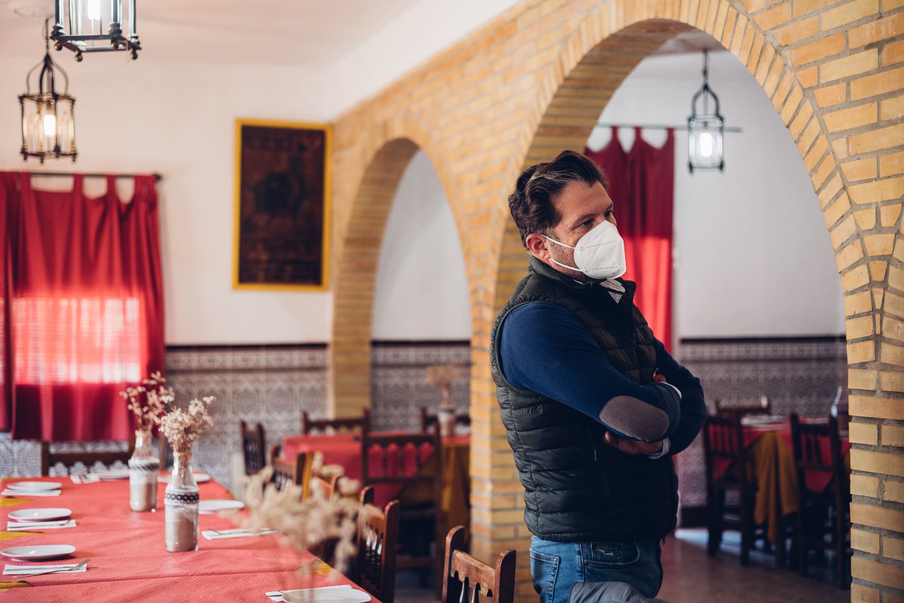 Juan muestra el salón interior.