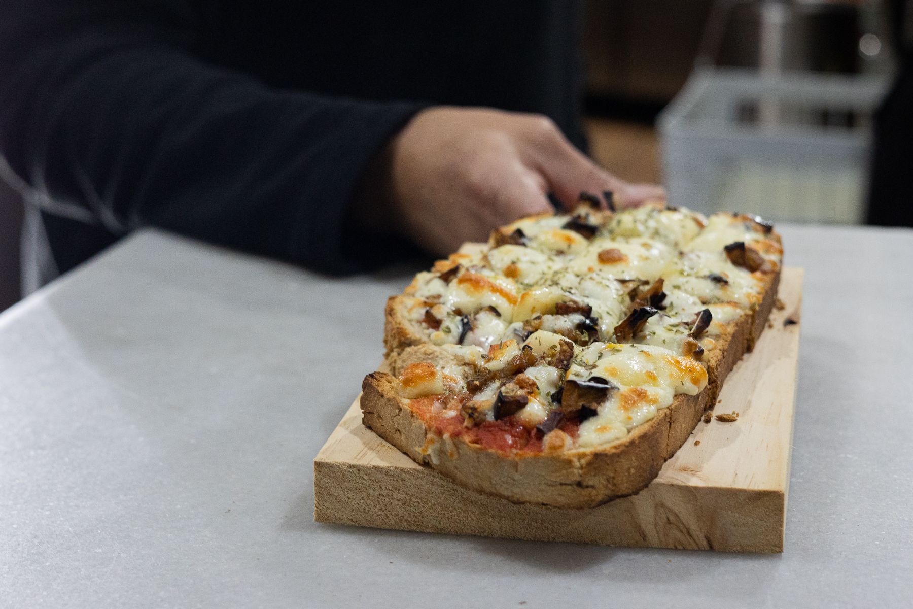 Una tosta en el restaurante situado en el Parque Atlántico.
