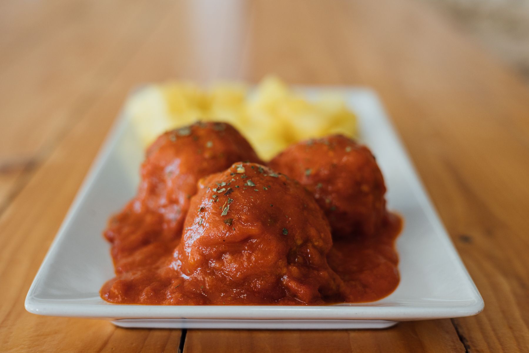Albóndigas de ternera asturiana con salsa de tomate casera.