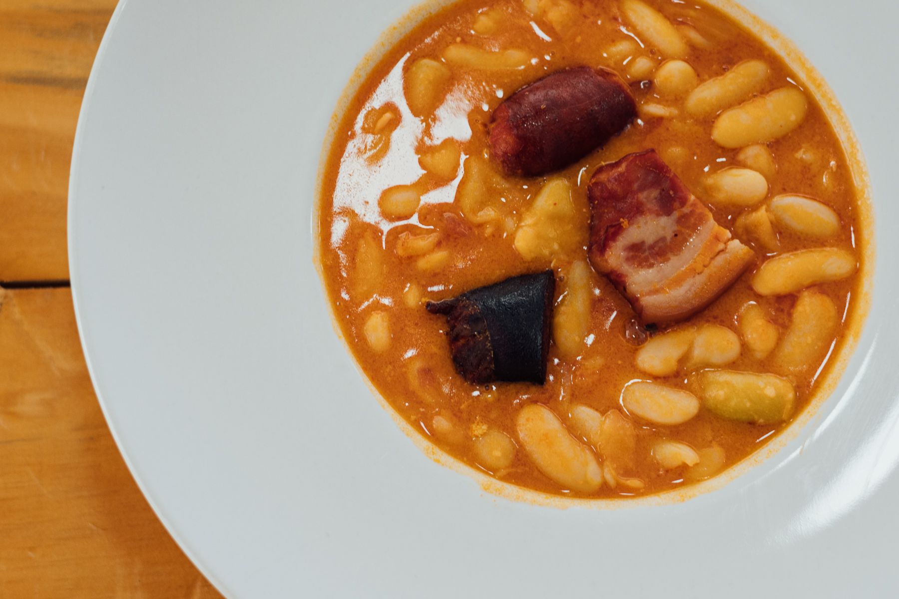 Plato de fabada asturiana en Valdelagrana.