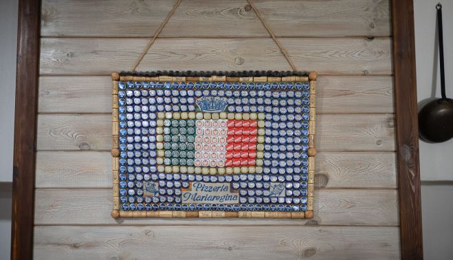 Detalle del cuadro hecho con tapones de cervezas y vinos.