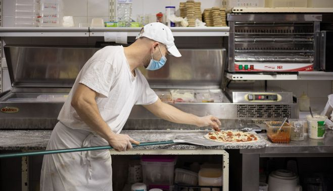 En la cocina de la pizzería.