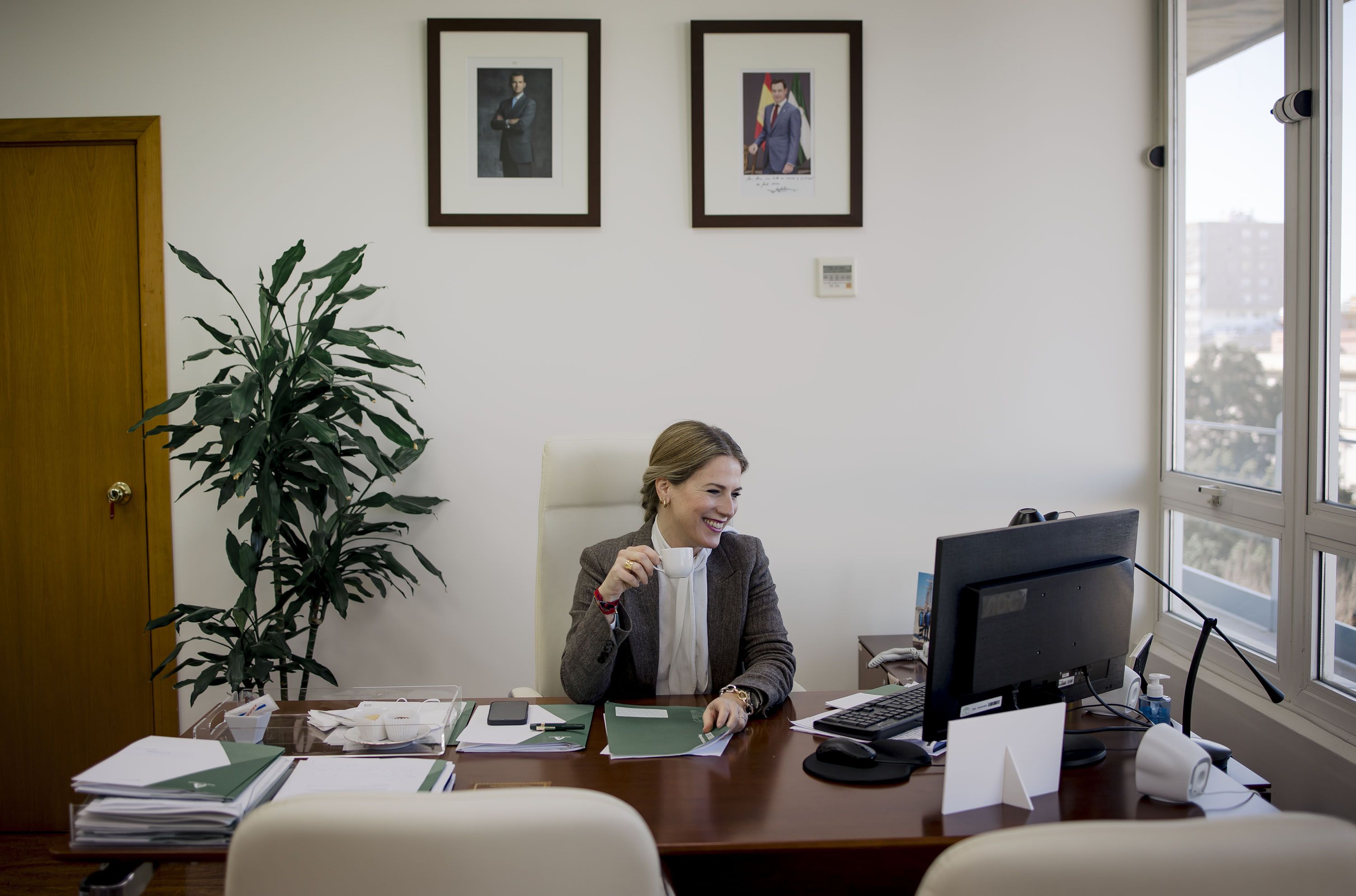 Ana Mestre, café en mano, en la mesa de su despacho de la Delegación del Gobierno de la Junta en Cádiz, este pasado viernes, antes de la entrevista con lavozdelsur.es