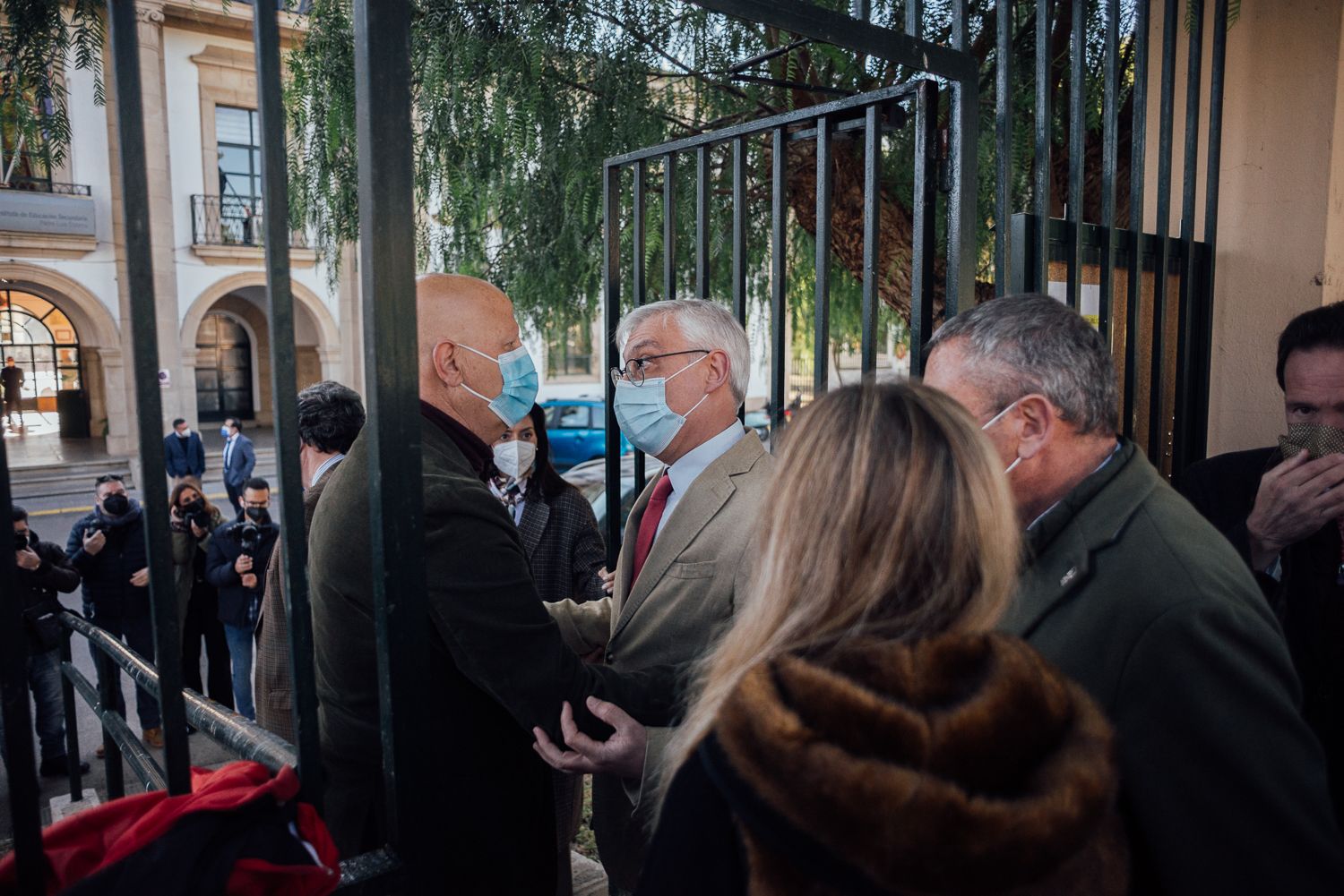 Imbroda, en la puerta del IES Padre Luis Coloma.