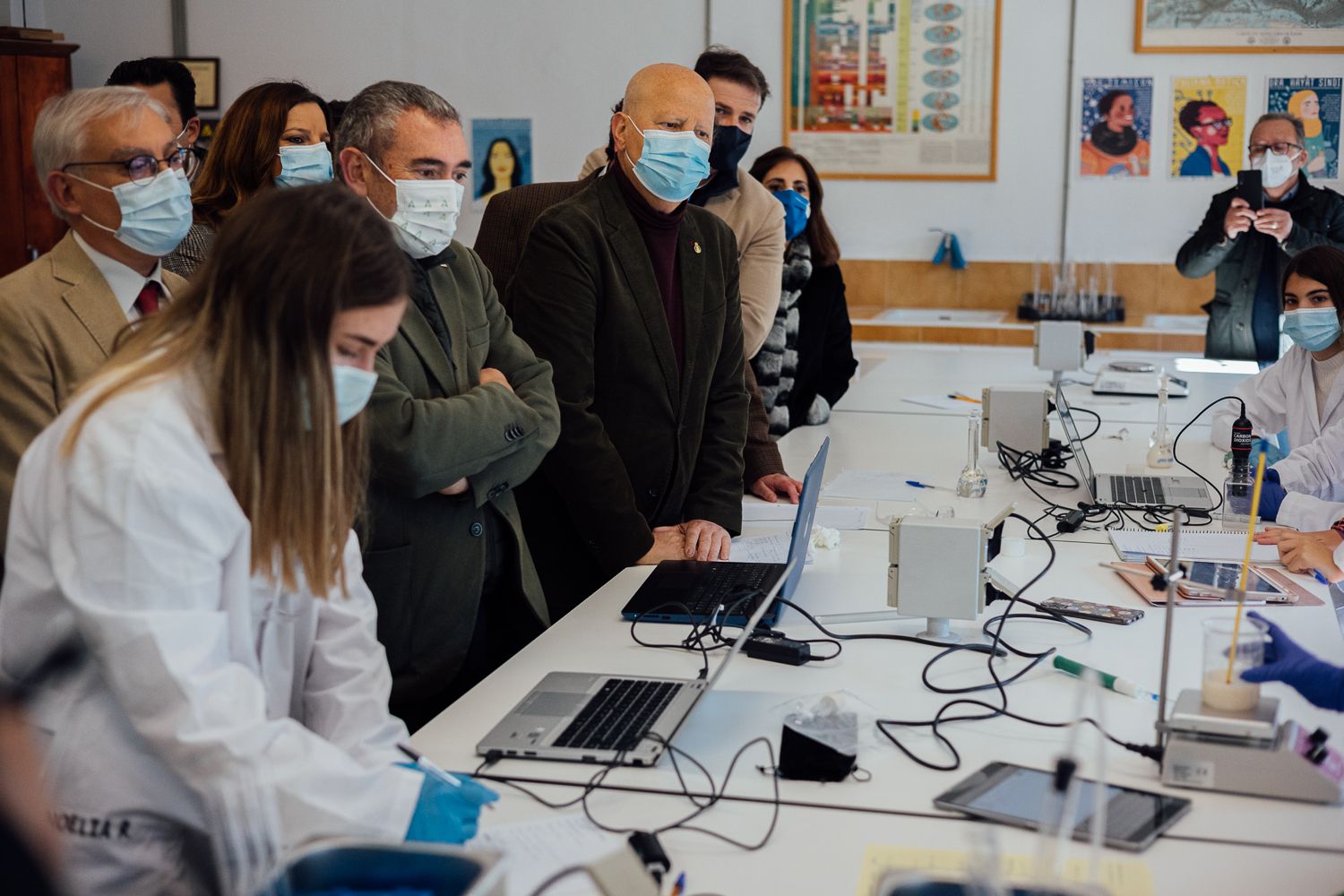 Imbroda conoce los proyectos del instituto.
