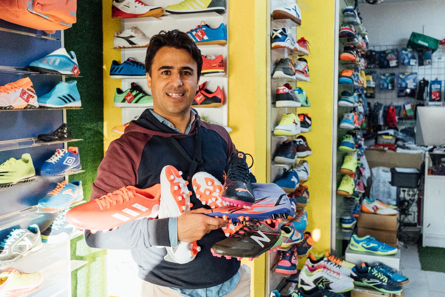 José Manuel Mena, con unas cuantas botas de fútbol, en su 'Golazo', la tienda de fútbol referente en la provincia. José Manuel Mena, con unas cuantas botas de fútbol, en su 'Golazo', la tienda de fútbol referente en la provincia.