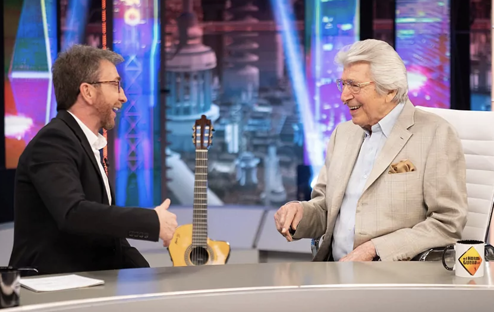 Un momento del encuentro entre Pablo Motos y Manuel Alejandro en 'El Hormiguero'. 
