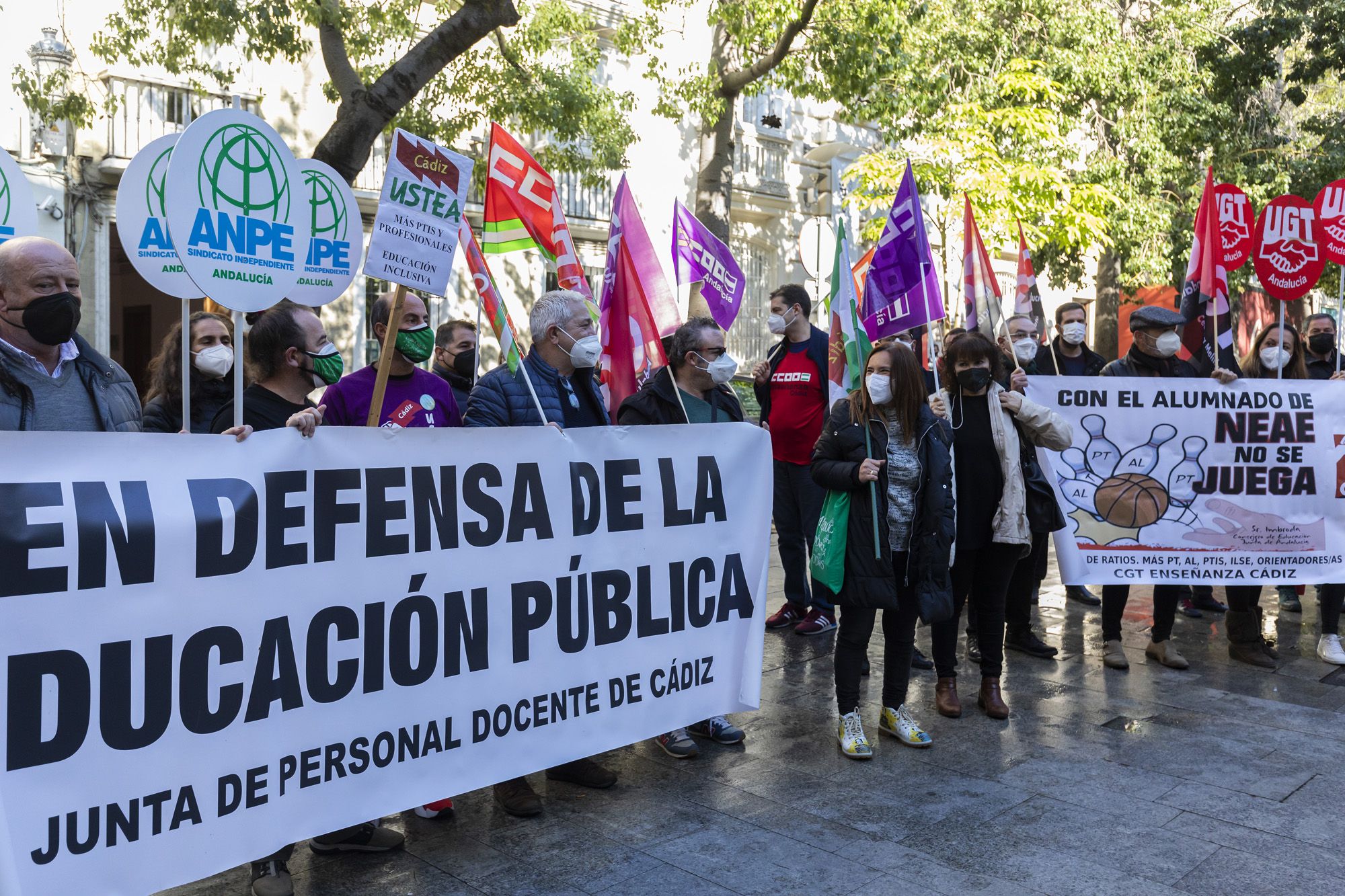 Profesores manifestándose por la educación pública.