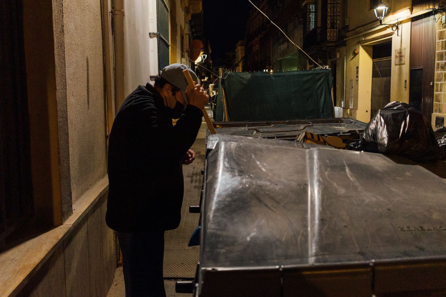 Una persona busca comida en un contenedor en Andalucía.