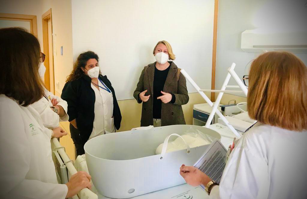 La madre de Oliver, con el equipo de profesionales sanitarios de pediatría del Hospital de Puerto Real.