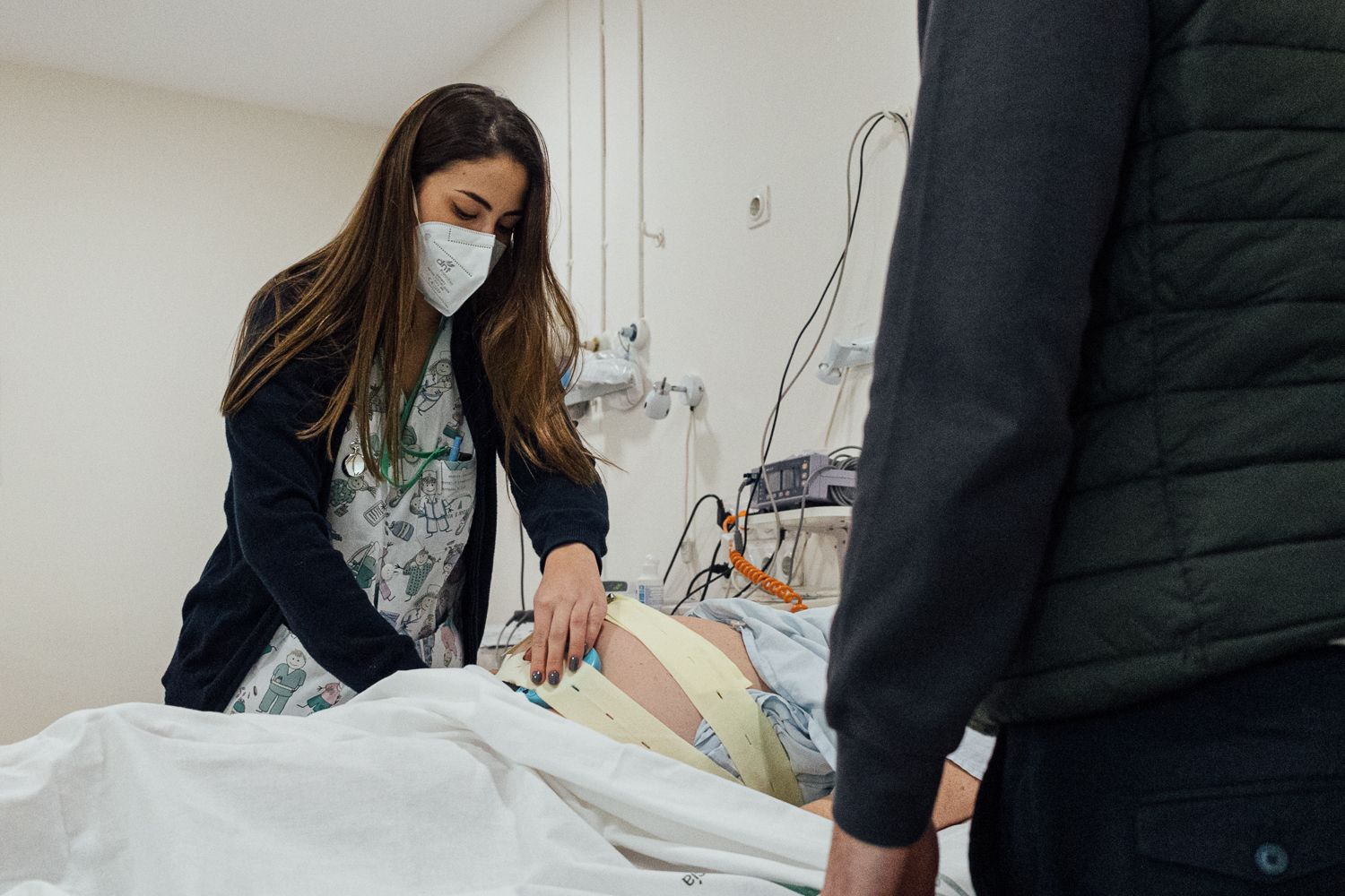 Noelia realiza los cuidados a una parturienta.