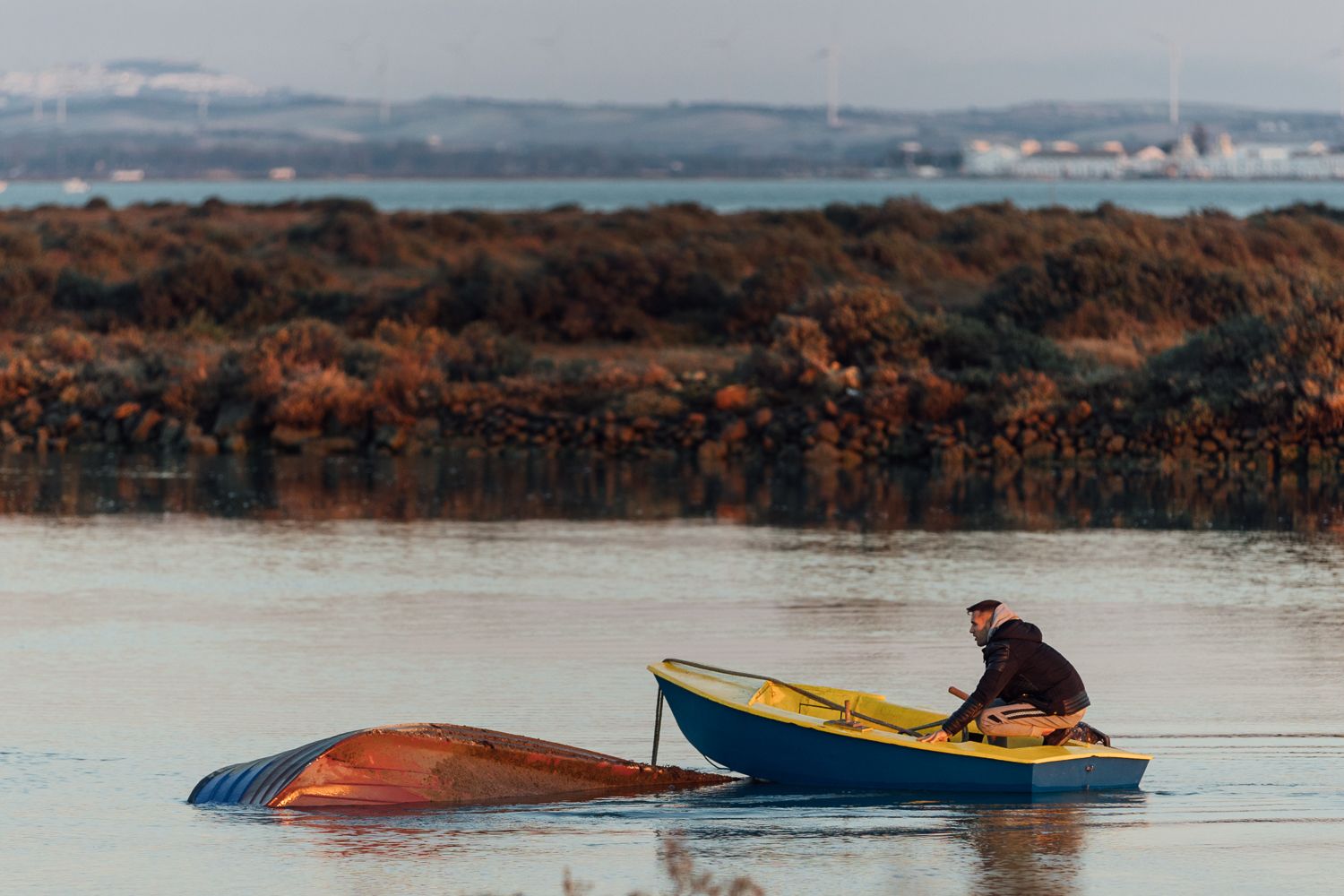 El enclave se sitúa entre el Caño del Trocadero y la Bahía de Cádiz