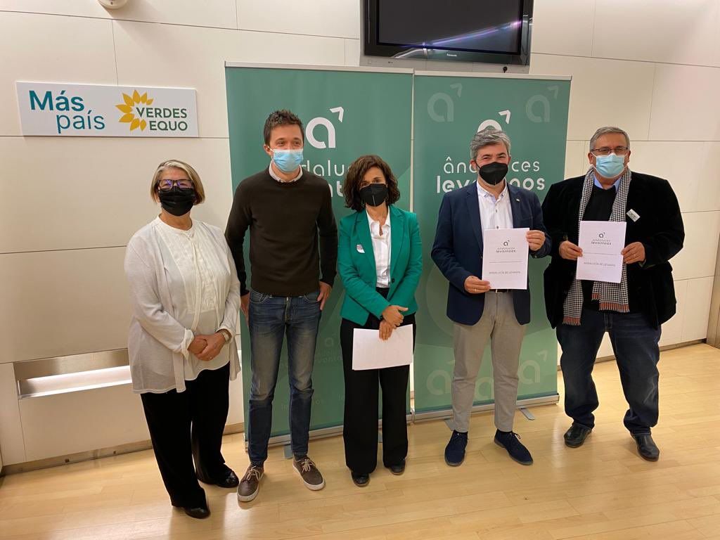 Esperanza Gómez y Modesto González tras la reunión en el Congreso para presentar Andaluces Levantaos