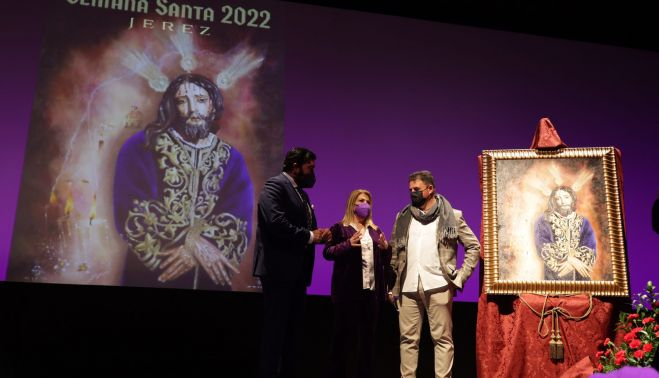 El autor Julio Rodríguez conversando con Sánchez y Garcías cordero junto al cartel que también se proyectó en la sala.
