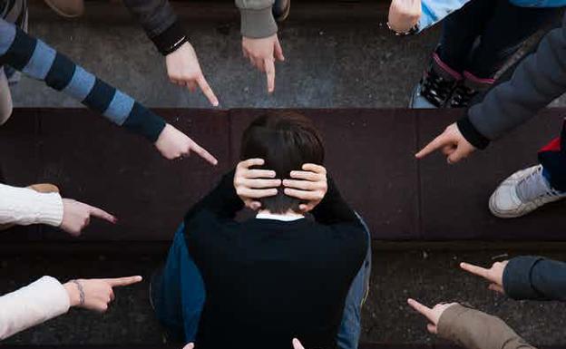 Acoso y ciberacoso en el ámbito escolar: quién detecta y quién media Acoso y ciberacoso en el ámbito escolar: quién detecta y quién media