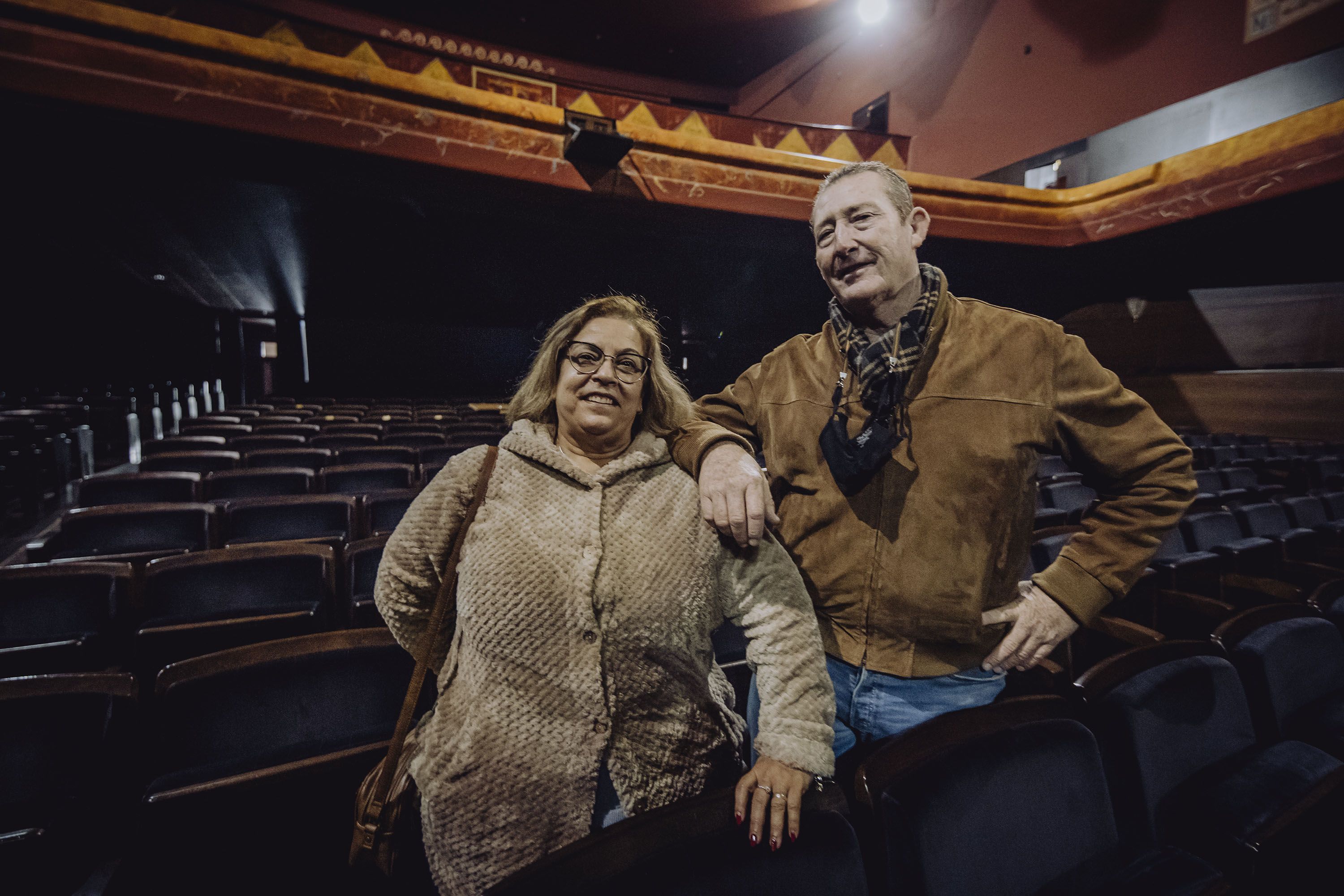 Las 83 voces que hacen brillar las obras líricas del Villamarta. En la imagen la presidenta del coro, Clara Cantero y el vocal de comunicación, Bartolomé Benítez.