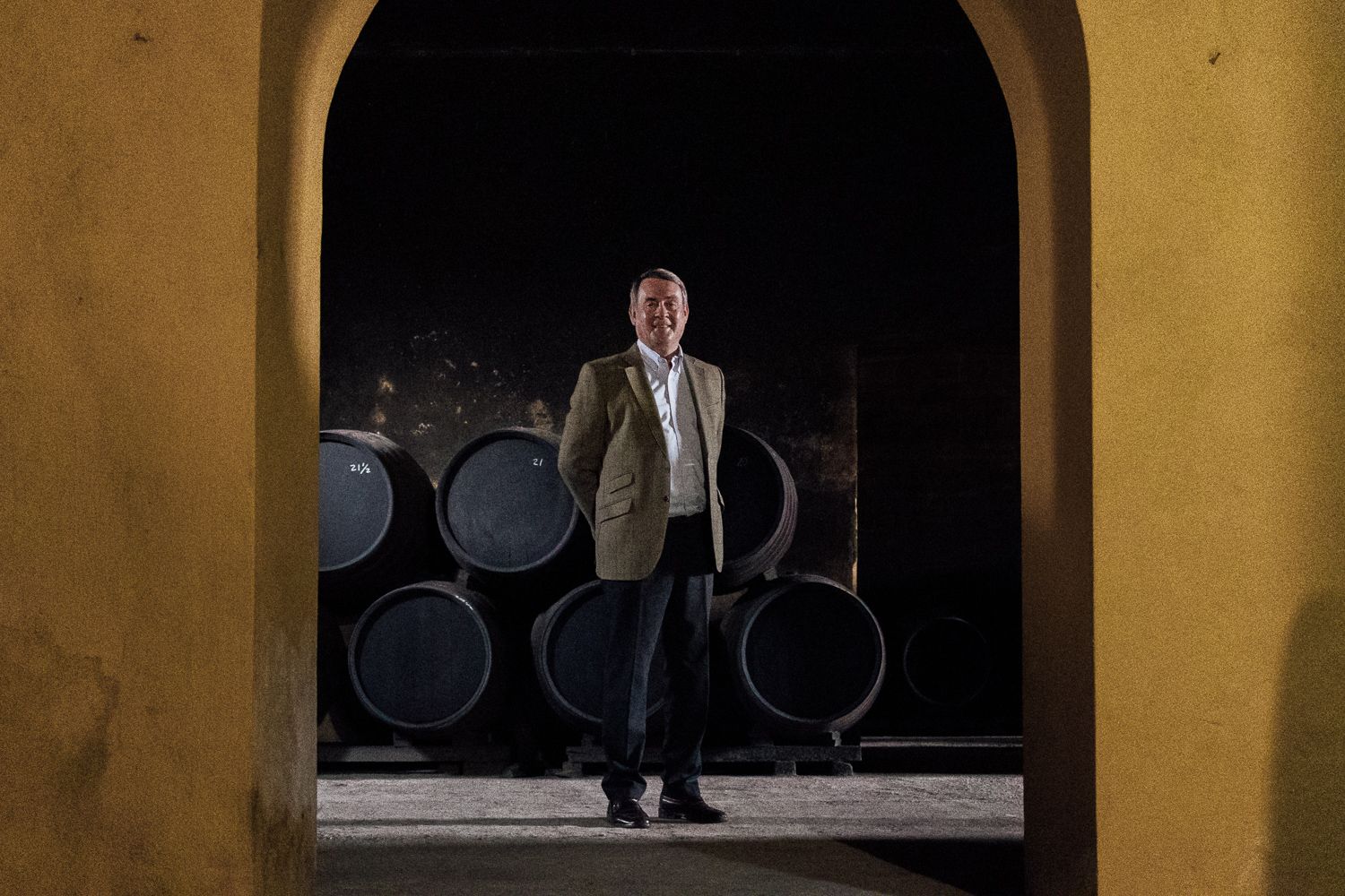 Jan Pettersen posa para lavozdelsur.es rodeado de botas que contienen Brandy Gran Reserva, una de las joyas de Fernando de Castilla