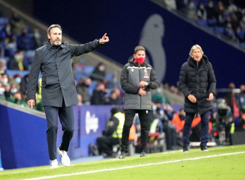 Vicente Moreno, el que fuera jugador y entrenador del Xerez, con Manuel Pellegrini al fondo.   RCDESPANYOL