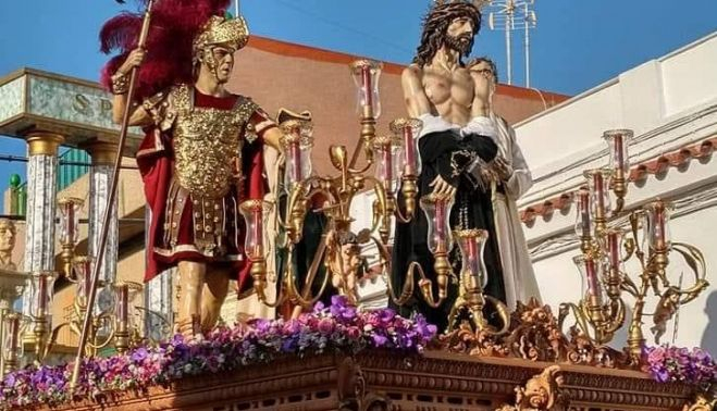 El paso y la imagen titular de la asociación en una de sus recientes salidas procesionales. 