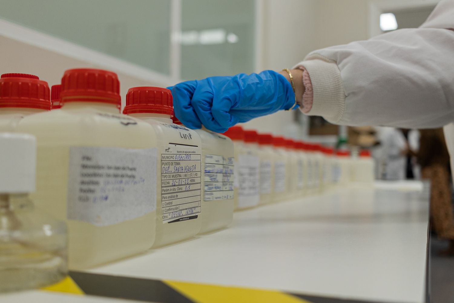 La auxiliar de laboratorio ordena las muestras de agua.