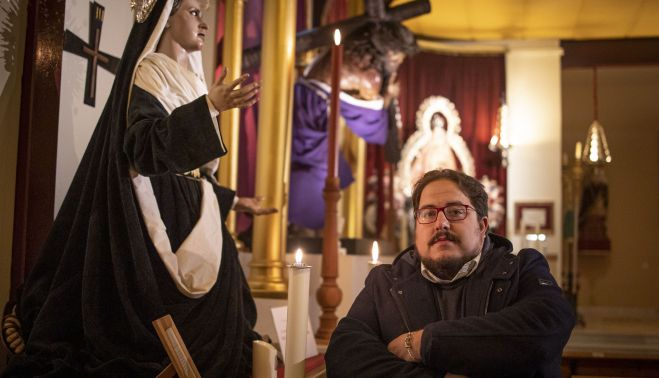 Gregorio Fernández en la capilla junto a los titulares de la hermandad.  ESTEBAN