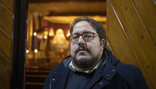 El hermano mayor con la Virgen de la Cabeza al fondo, hermandad con la que comparte sede.    ESTEBAN