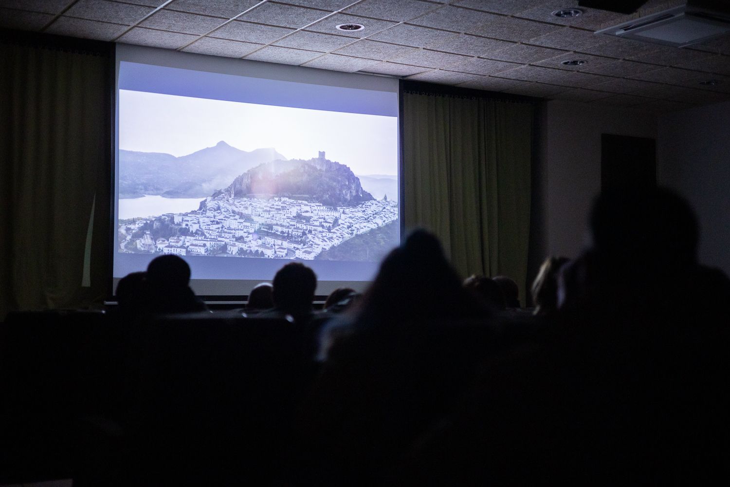 Vecinos de Zahara de la Sierra en el visionado del primer capítulo de 'Feria', la nueva serie de Netflix rodada en la localidad de la sierra de Cádiz