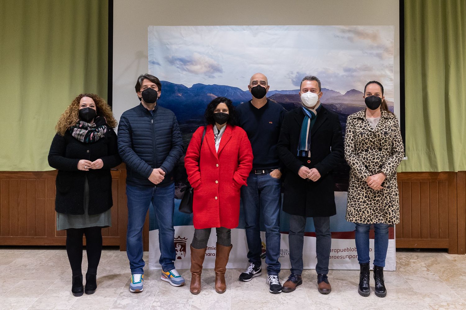 Responsables de Netflix junto a Santiago Galván en un 'photocall' de Zahara