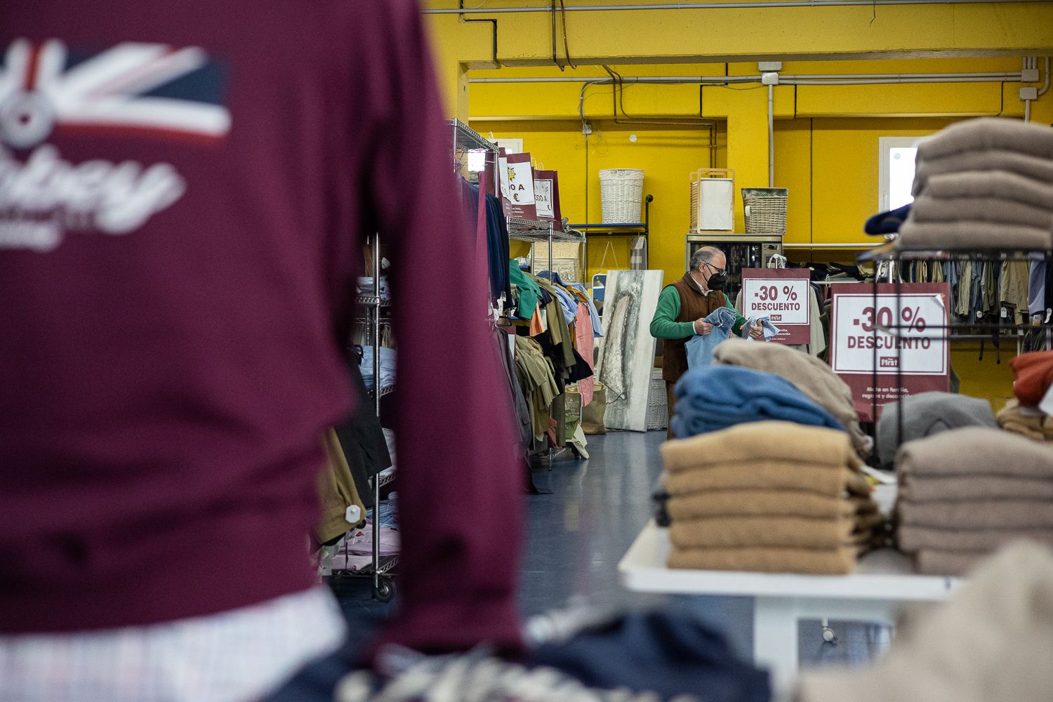 Un cliente echa un vistazo a la ropa de caballero.