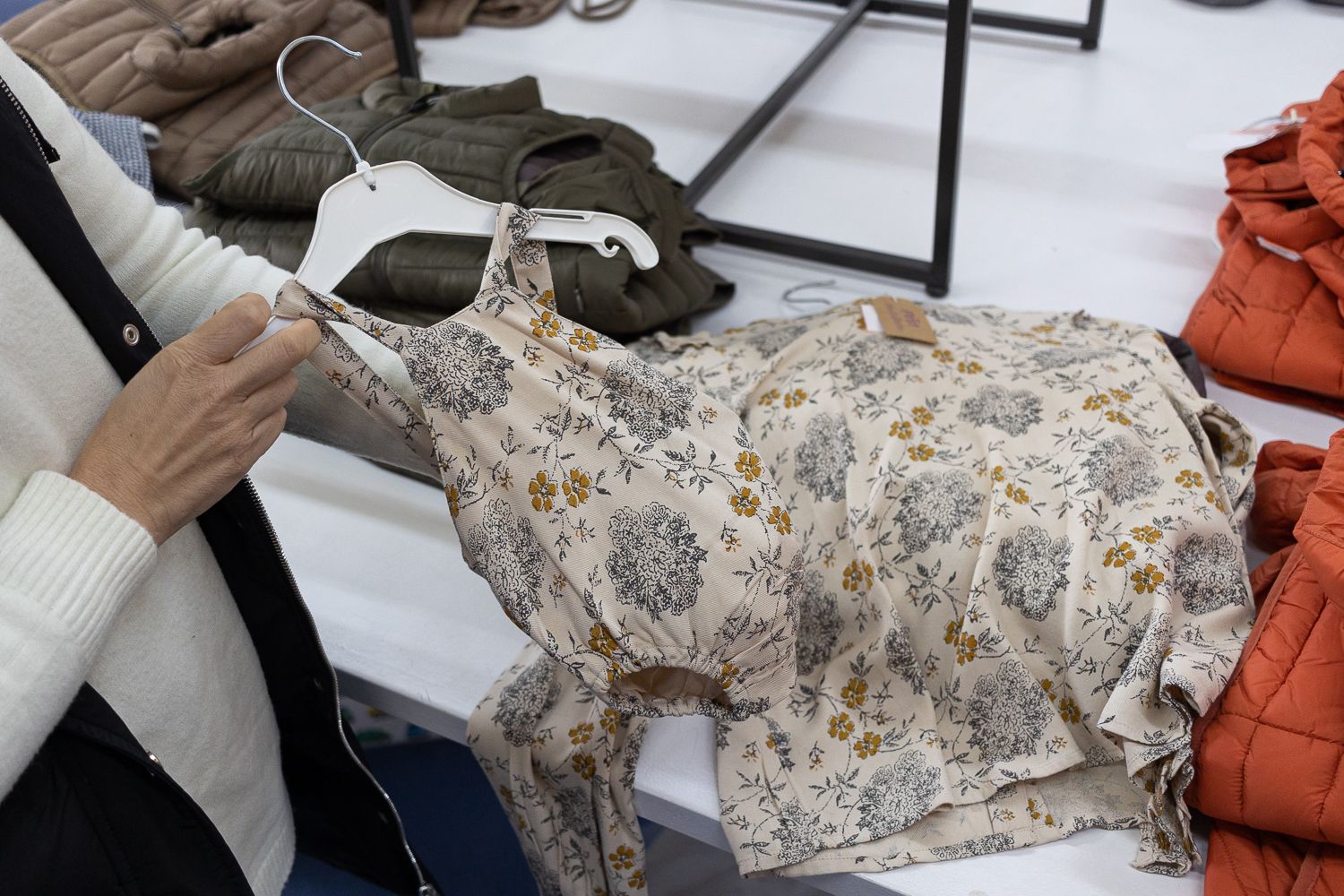 Verónica muestra uno de los conjuntos propios de la marca.