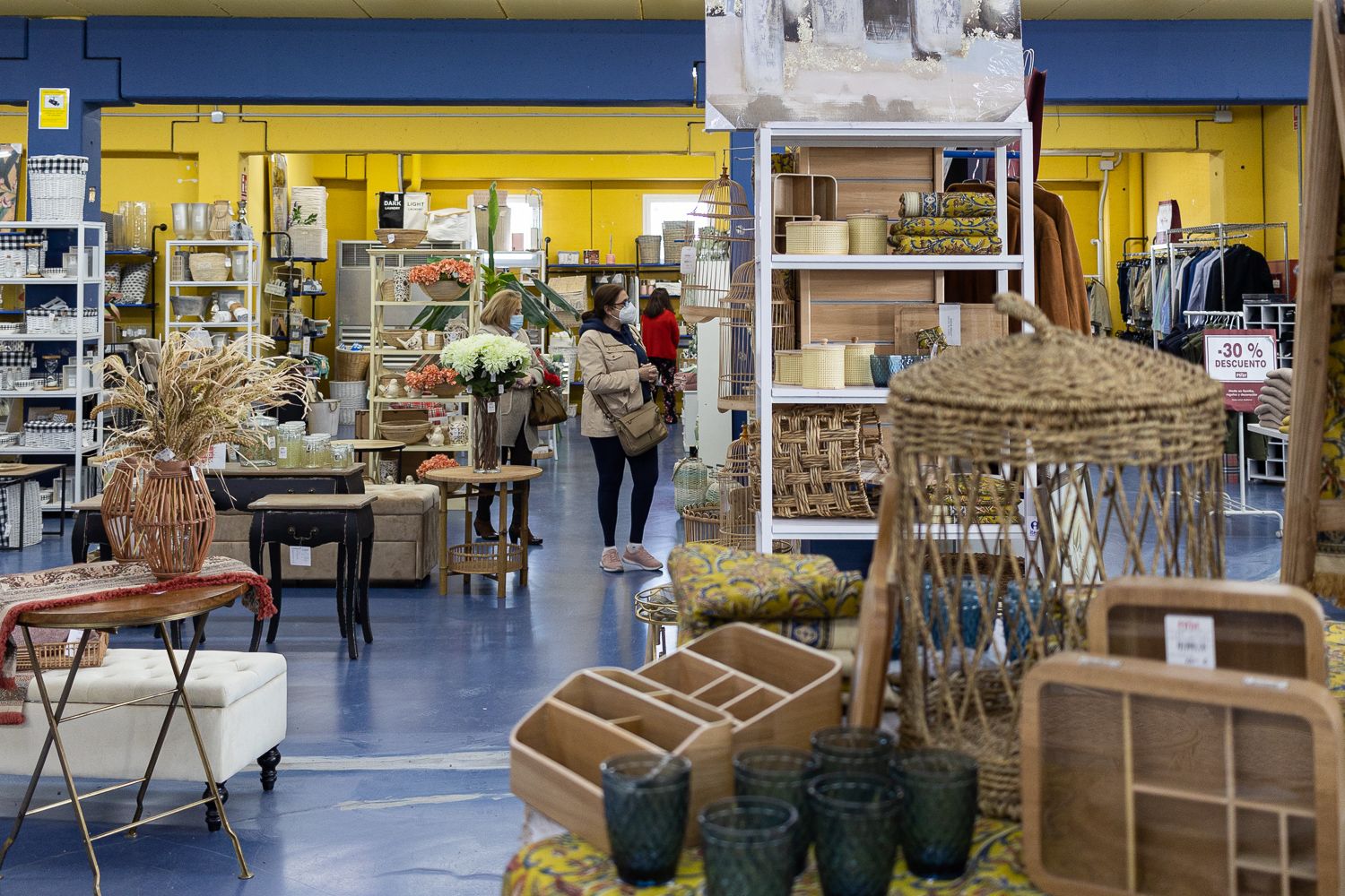 Interior de la tienda ubicada en el polígono de Las Salinas.