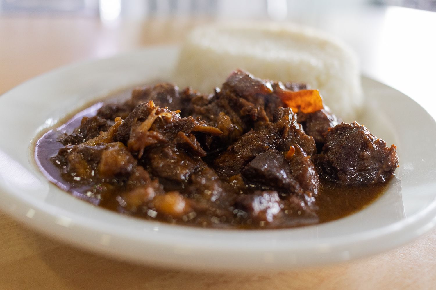 Cerdo en adobo con arroz.